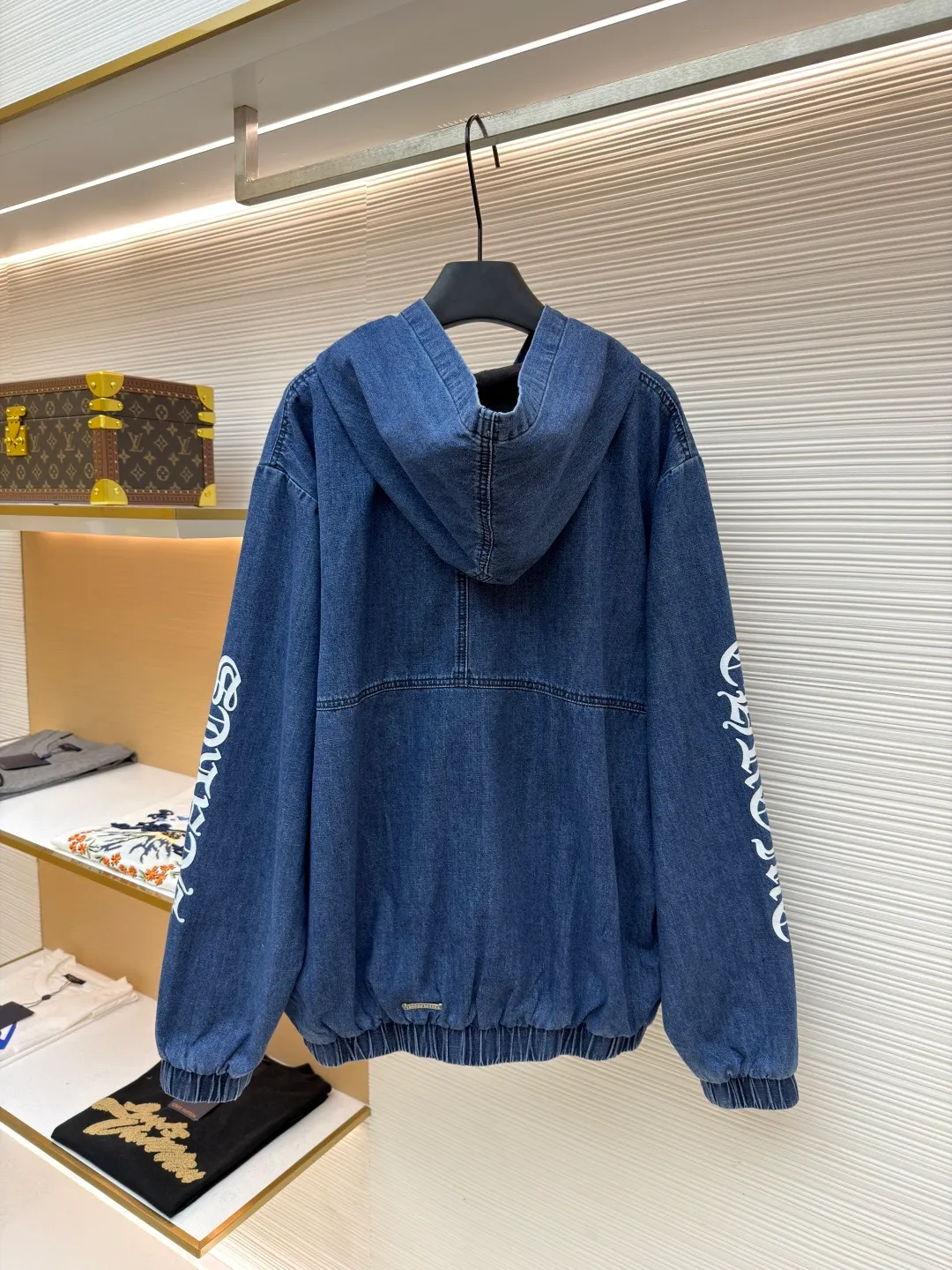 Chrome Hearts hooded patch pocket half-zip jacket ●Original version: Purchased and developed at 38979 ●Item number: 1681625-C20 ●Fabric: Denim denim fabric ●Technology: Glue printing ●Color: blue ●Version: Fitted version ●Weight: about 915 grams ●Size: S-M-L ●Description: Original domestic stock purchased for 3.4W The development cost is extremely high, and the fabric is imported from Italy with high density Made of pure cotton twill denim, the jacquard lining has a minimum order loss of one thousand meters. The printing is based on the original version with hand-made glue printing, focusing on hand-sewn sheepskin crosses. The gold content is extremely high, the authentic ancient silver-made chain heads (key points: the zipper pullers are sprayed with silver to make them look old). The overall routing is straight and delicate, the fabric is comfortable and soft, and the color is consistent without color difference. It can be matched with the same style to create a fashionable look and control various occasions. Customized accessories, three complete standards, the same style for men and women!